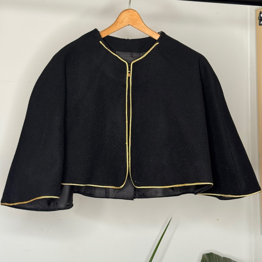 1950s Black Wool Capelet with Gold Trim - Picture 4 of 6